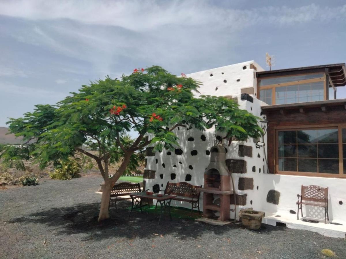 Lanzarote Casa Volcanica-Anclada Sobre La Lava Del Volcan Montana Blanca エクステリア 写真